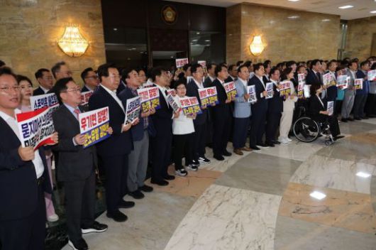 국민의힘 의원들이 본회의가 열리고 있는 3일 서울 여의도 국회 로텐더홀에서 김민석 국무총리 후보자 임명동의안 등을 규탄하고 있다. 연합뉴스