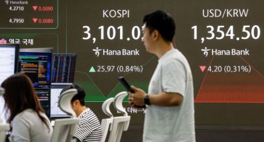 코스피 지수가 전 거래일 대비 25.27포인트 상승한 3100.33 장을 시작한 3일 서울 중구 하나은행 본점에서 딜러들이 업무를 보고 있다. 2025.7.3. 강진형 기자