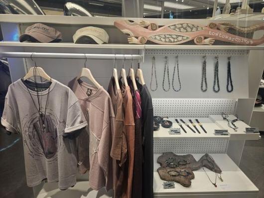 키네틱 스테이지 '토우토우 아카이브' 매장 내 제품들. 행기와 집기류 등 인테리어를 키네틱 그라운드 분위기에 맞춰 꾸몄다. 사진=박재현 기자