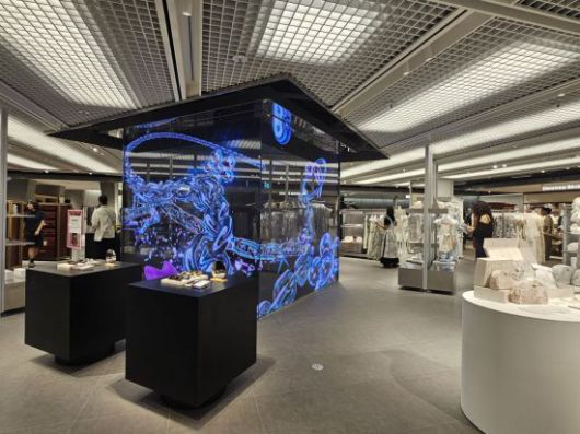 키네틱 그라운드  내 팝업 매장(키네틱 스테이지) 전경. 미디어 월이 설치돼 브랜드 로고와 제품을 노출시킬 수 있다. 사진=박재현 기자