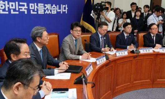 진성준 더불어민주당 정책위의장이 30일 국회에서 상법 개정안 추진 관련 경제계 의견 수렴을 위한 경제6단체 부회장단과 간담회를 하고 있다. 이번 간담회에는 박일준 대한상공회의소 상근부회장, 김창범 한국경제인협회 상근부회장, 이동근 한국경영자총협회 상근부회장, 장석민 한국무역협회 전무, 오기웅 중소기업중앙회 상근부회장, 이호준 한국중견기업연합회 상근부회장, 정우영 한국상장사협회 부회장 등이 참석했다. 2025.6.30 김현민 기자