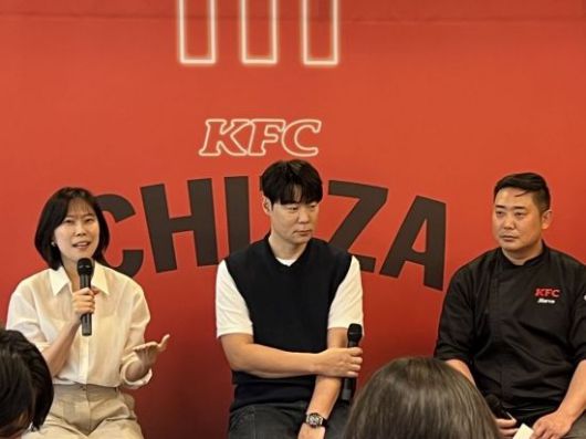 3일 KFC 건대입구점에서 백민정 KFC코리아 마케팅총괄(CMO) 이사, 최현석 셰프, 전영욱 KFC코리아 R&D센터 팀장이 켄치짜를 소개하고 있다. 한예주 기자