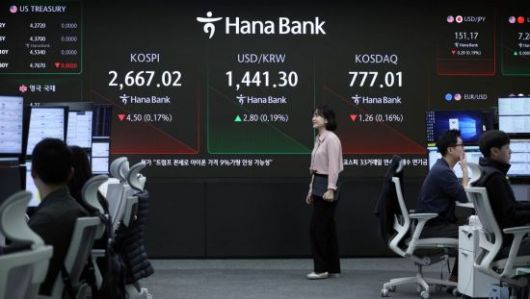 코스피가 연속 상승세를 멈추고 하락 출발한 20일 서울 중구 하나은행 딜링룸 현황판에 코스피 지수와 원/달러 환율 등이 표시되고 있다. 이날 코스피는 전장보다 0.37% 내린 2661.72에 출발했으며 서울 외환시장에서 원/달러 환율은 2원 이상 오르며 강세로 시작했다. 2025.2.20 조용준 기자