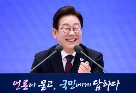 이재명 대통령이 3일 청와대 영빈관에서 열린 '대통령의 30일, 언론이 묻고 국민에게 답하다' 기자회견에서 미소짓고 있다. 연합뉴스