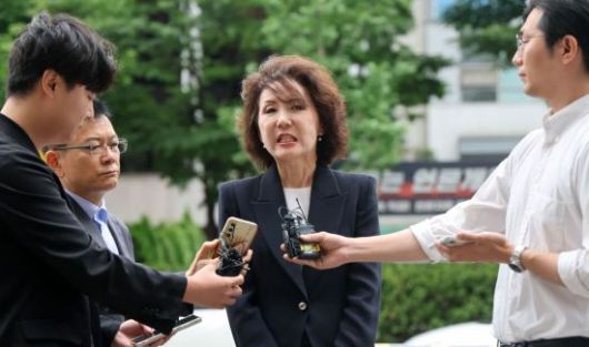 이진숙 사회부총리 겸 교육부 장관 후보자가 지난달 30일 서울 여의도 한국교육시설안전원에 마련된 인사청문회 준비 사무실로 출근, 취재진 질문에 답변하고 있다. 윤동주 기자