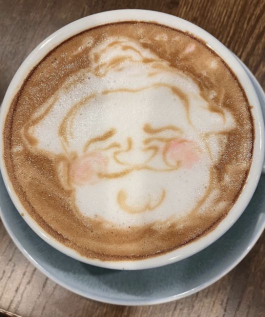 마음을 털어놓으러 온 손님이 가와나베씨에게 요청한 라테아트. 가와나베 다이키 인스타그램.