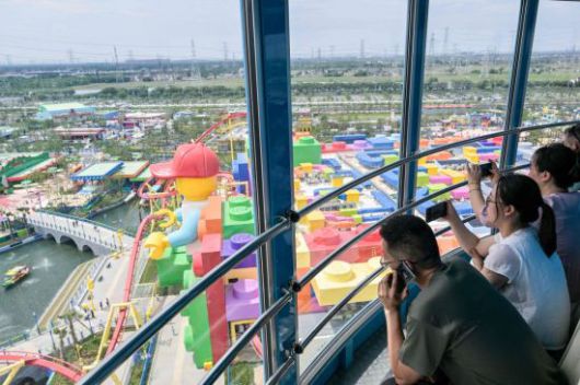 세계 최대 규모를 자랑하는 레고랜드 상하이 리조트가 5일 문을 열었다. AFP연합뉴스