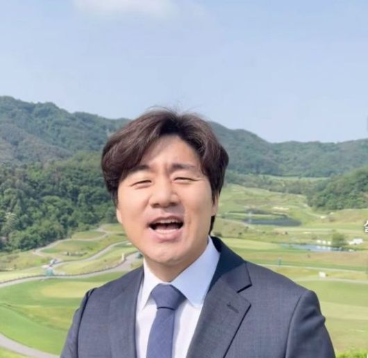국내 대표적인 골프 교습가인 송경서 프로가 라비에벨 골프&리조트를 배경으로 트로트를 부르고 있다. 사진제공=송경서