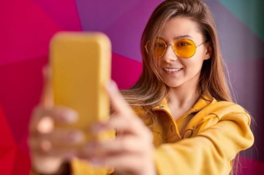 iOS 26 두 번째 베타 버전은"민감한 내용이 있으므로 오디오 및 비디오가 일시 중지됩니다. 불편함을 느낀다면 통화를 종료하세요"라는 경고 문구가 나오는 기능이 추가된다. 게티이미지