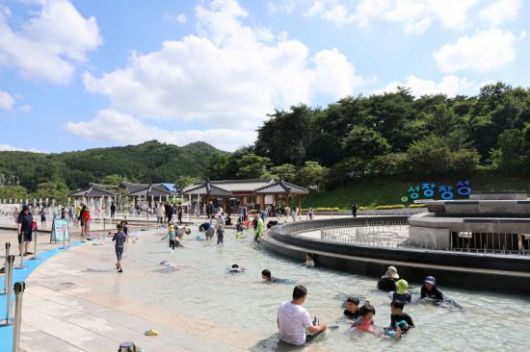 장성군 홍길동테마파크 바닥분수에서 아이들과 가족 단위 방문객들이 물놀이를 즐기고 있다. 여름철 인기 피서지로 자리 잡고 있다. 장성군 제공