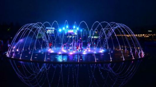 화려한 조명과 음악에 맞춰 물줄기가 연출되는 삼계면 상무평화공원의 음악분수. 여름 밤, 피서객들이 분수 속에서 더위를 식히고 있다. 장성군 제공