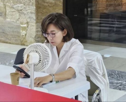 국회 로텐더홀에서 농성 중인 나경원 국민의힘 의원. 나 의원 인스타그램