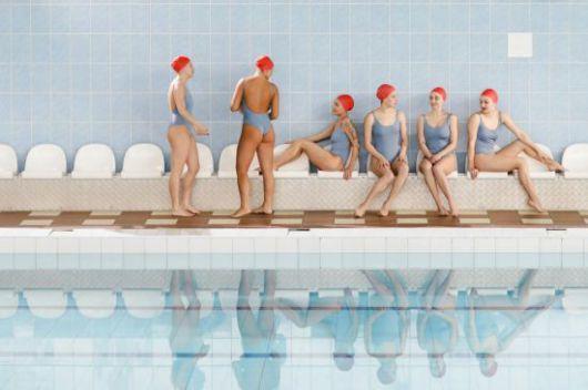 스위스 한 지역에서 "수영장은 이용 수요가 너무 많아 세금을 내는 주민들이 우선해 이용할 수 있어야 한다"는 이유로 타 국가 출입을 막았다. 펙셀스.