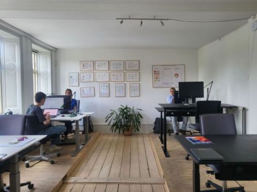 덴마크 코펜하겐에 위치한 몰바 사무실 전경. 주 5일 근무 중 주 2일을 재택으로 근무하는 몰바 직원들의 자리가 비어 있다. 이현주 기자