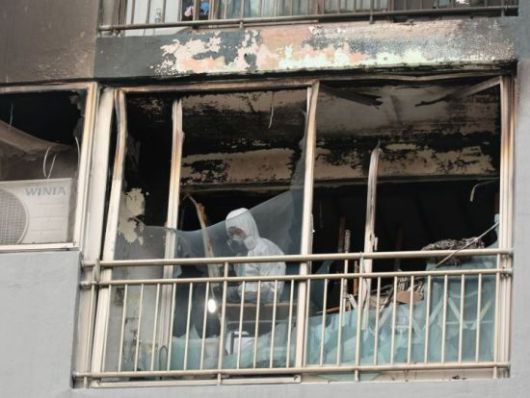 지난 24일 부산 진구의 아파트 화재 현장에서 소방당국과 경찰 등 관계 기관이 합동감식을 벌이고 있는 모습. 연합뉴스