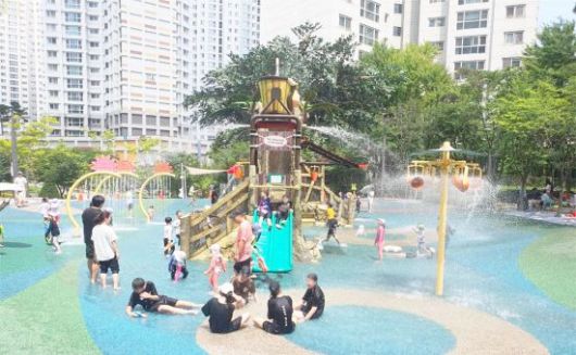 두리어린이공원 물놀이장. 강동구 제공.