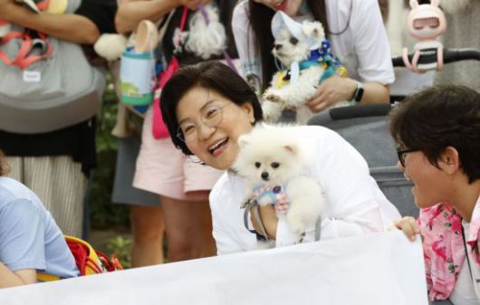 반려동물 산책 행사에 참여한 김미경 은평구청장이 자신의 반려견 '콩이'를 안고 웃고 있다. 은평구 제공.