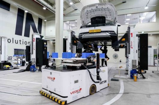 경기 안양 피트인 본사에서 정비사들이 전기차 배터리팩을 교체 하고 있다. 강진형 기자