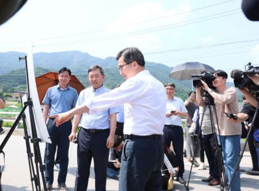 김동연 경기도지사가 8일 서울~양평고속도로 현장을 찾아 현장 관계자들과 지도를 보며 이야기를 나누고 있다. 경기도 제공