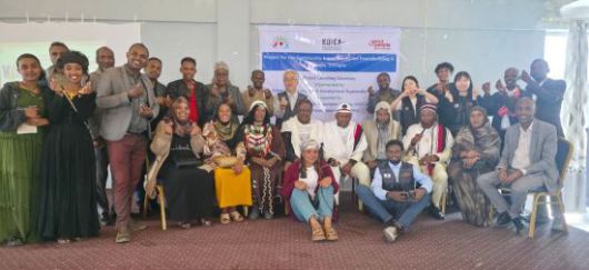 에티오피아 아셀라 지역사회 기반 청년 주도 평화구축사업 착수식에서굿피플과 코이카, 지역 정부 관계자 등이 기념 사진을 촬영하고 있다. 굿피플