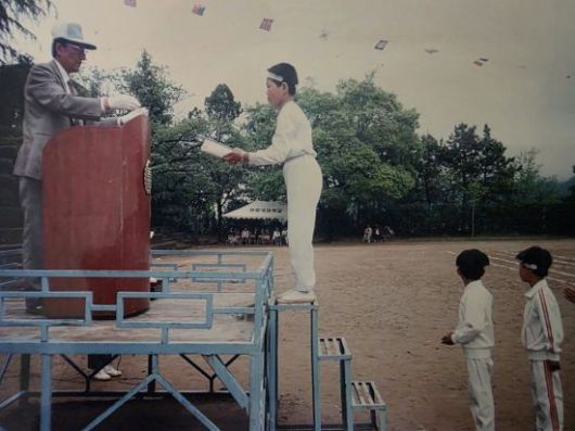 운동회 날, 본량국민학교 학생이 교장 선생님으로부터 상장을 받고 있는 모습. 본량초 제공