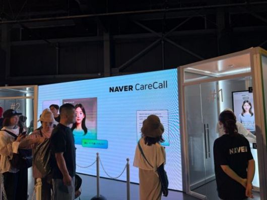 10일 오전 일본 오사카 유메시마에서 진행 중인 오사카엑스포 페스티벌관에서 관람객들이 케어콜 체험을 위해 대기하고 있다. 이명환 기자