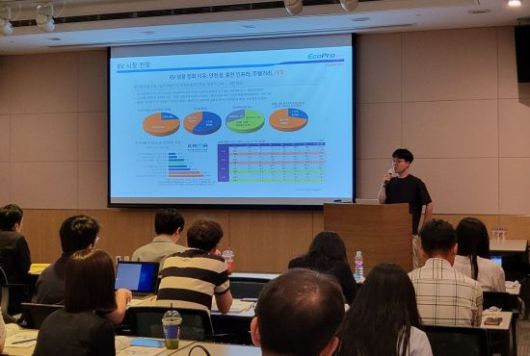 11일 서울 영등포구 FKI 타워 컨퍼런스센터 2층 사파이어홀에서 이동욱 에코프로비엠 이사가 '나트륨 배터리 양극재 개발 기술 현황과 시장 경쟁 방안'에 대해 발표하고 있다. 심성아 기자