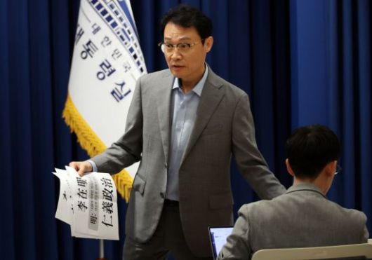 이규연 홍보소통수석이 11일 용산 대통령실 기자회견장에서 이재명 대통령과 정규재 전 한국경제신문 주필, 조갑제 '조갑제닷컴' 대표의 오찬 회동 브리핑 전 글귀가 적힌 종이를 나눠주고 있다. '태양에 바래면 역사가 되고 월광에 물들면 신화가 된다'와 '이재명 인의정치'가 적혀있다. 연합뉴스