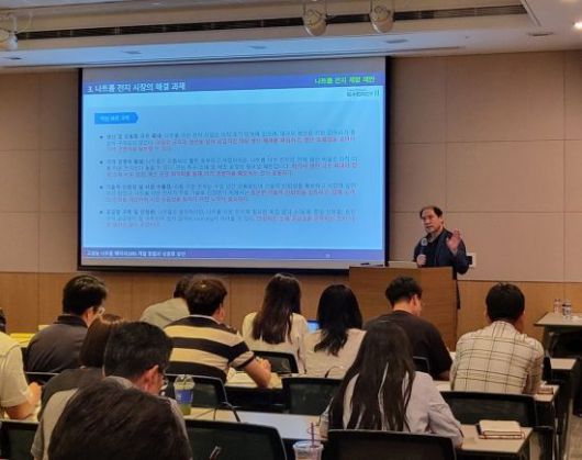 11일 서울 영등포구 FKI 타워 컨퍼런스센터 2층 사파이어홀에서 하영균 에너지11 대표가 '나트륨 배터리의 국내외 산업 현황과 상용화 방안'을 주제로 발표하고 있다. 심성아 기자