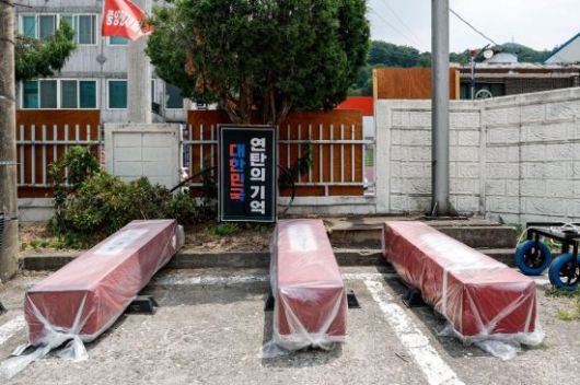 2025년 6월 30일 폐광한 강원도 삼척시 대한석탄공사 도계광업소 본부에  연탄이 든 관이 설치돼 있다. 강진형 기자