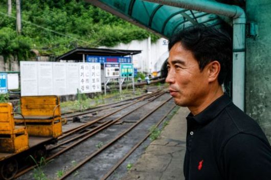 김찬성 대한석탄공사 도계광업소 전 과장이 2025년 6월 30일 폐광한 강원도 삼척시 대한석탄공사 도계광업소에서 지난 7일 인터뷰 하고 있다. 강진형 기자