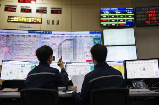 한국서부발전 태안화력발전소 제어실에서 기술원이 설비 조작을 하고 있다. 한국서부발전 제공