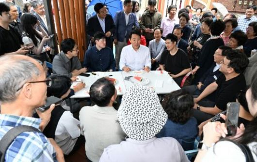 14일 서울 광진구 자양4동 재개발 현장을 방문한 오세훈 서울시장이 지역 주민과 간담회를 갖고 있다. 서울시 제공