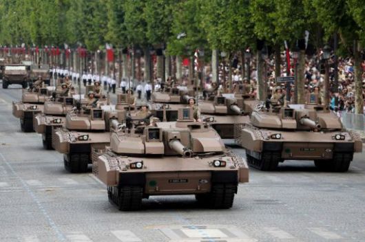 프랑스 육군이 파리 샹젤리제 거리에서 퍼레이드를 하고 있다. AFP연합뉴스.