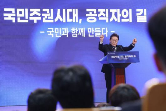 이재명 대통령이 14일 충북 진천 국가공무원인재개발원에서 70기 5급 신임관리자과정 교육생들에게 '국민주권시대, 공직자의 길'을 주제로 특강을 하고 있다. 연합뉴스