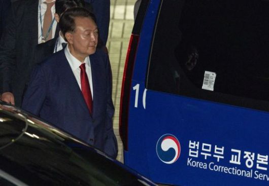 윤석열 전 대통령이 지난 9일 서울 서초구 서울중앙지방법원에서 열린 2차 구속 전 피의자 심문(영장실질심사)을 마친 뒤 서울구치소로 향하고 있다. 사진공동취재단