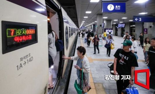 서울 강남구 SRT수서역에서 승객들이 전라선에 탑승하고 있다. 사진=강진형 기자aymsdream@