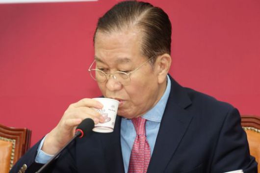 국민의힘 권영세 당시 비상대책위원장이 지난 5월10일 서울 여의도 국회에서 사상 초유의 대선 후보 교체에 대한 입장을 밝힌 뒤 물을 마시고 있다. 연합뉴스