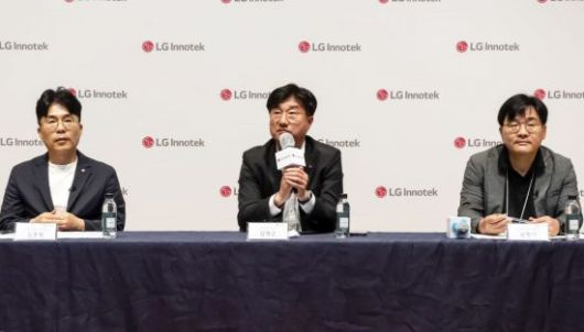 서울 강서구 마곡 LG사이언스파크에서 열린 LG이노텍의 차세대 디지털키 솔루션 기술 설명회에서 김홍필 커넥티비티 사업담당(상무), 김현근 전장마케팅담당, 남형기 커넥티비티 개발실장이 질의응답을 하고 있다. LG이노텍