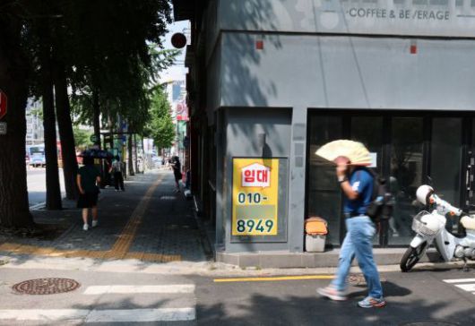 신촌의 대표적인 상권 명물거리 1층 상가에 임대 안내판이 붙어 있다. 사진=윤동주 기자