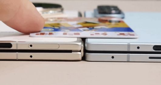 갤럭시 폴드7과 아너 '매직 V5'를 비교한 사진. 유니버스아이스 엑스