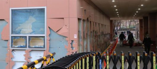 지난 1월 서울서부지방법원 청사 관계자들이 서부지법 불법폭력사태로 파손된 시설물과 물품 등을 치운 뒤 복구작업을 하고 있다. 연합뉴스