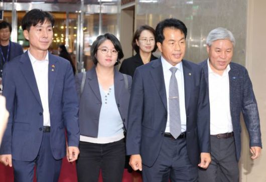 사회민주당 한창민 대표(왼쪽부터), 기본소득당 용혜인 대표, 진보당 윤종오 원내대표, 조국혁신당 서왕진 원내대표가 16일 국회에서 우원식 국회의장과 면담하기 위해 이동하고 있다. 연합뉴스