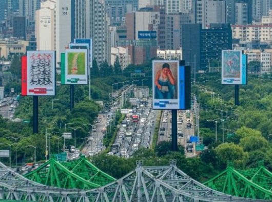 국립현대미술관이 진행하는 '도로 위 미술관' 프로젝트 일환으로 올림픽대로 여의도~노량진 구간(김포방향) 전광판에 미술작품이 표출되고 있다. 국립현대미술관