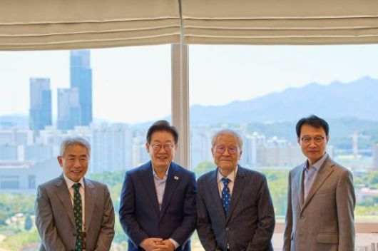 이재명 대통령이 지난 11일 서울 용산 대통령실 청사에서 언론인 오찬에 앞서 기념촬영을 하고 있다.  왼쪽부터 정규재 전 한국경제신문 주필, 이 대통령,  조갑제 '조갑제닷컴' 대표, 이규연 대통령실 홍보소통수석. 연합뉴스