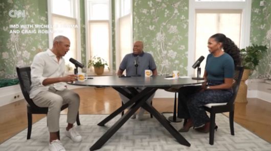 버락오바마 미국 전 대통령과 미셸오바마 여사가 팟캐스트에 출연한 모습. 팟캐스트 '미셸 오바마와 크레이그 로빈슨과 함께하는 IMO'