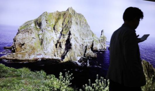 15일 서울 광화문 동북아역사재단 독도체험관에서 시민이 독도 사진 앞을 지나고 있다. 일본 정부는 "독도는 일본 고유의 영토"라는 주장을 펴온 방위백서의 어린이판 약 6천100권을 전국 초등학교에 배포했다. 연합뉴스