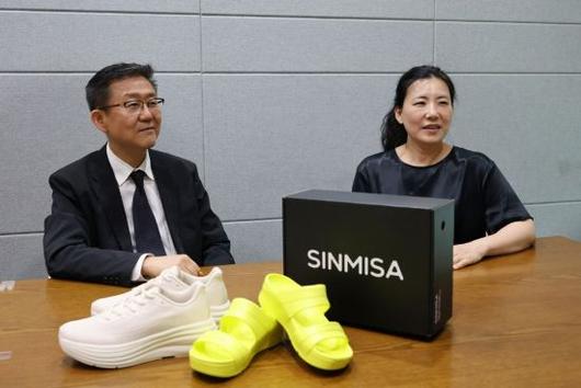 지난 16일 서울 양천구 목동 KT알파쇼핑 미디어센터에서 김준범(왼쪽), 윤진복(오른쪽) 신미사 공동대표가 아시아경제와 인터뷰하고 있다. 이서희 기자