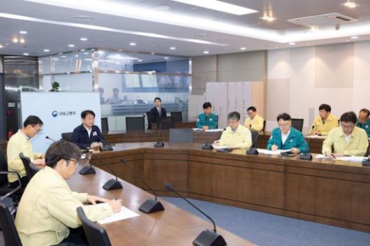 집중호우 피해상황 및 복구현황 긴급 점검회의를 주재하고 있는 박상우 국토교통부 장관. 국토교통부 제공