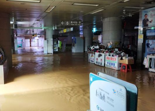 호우 특보가 발효된 17일 오후 광주 서구 마륵동 상무역사가 빗물에 잠겨 있다. 연합뉴스